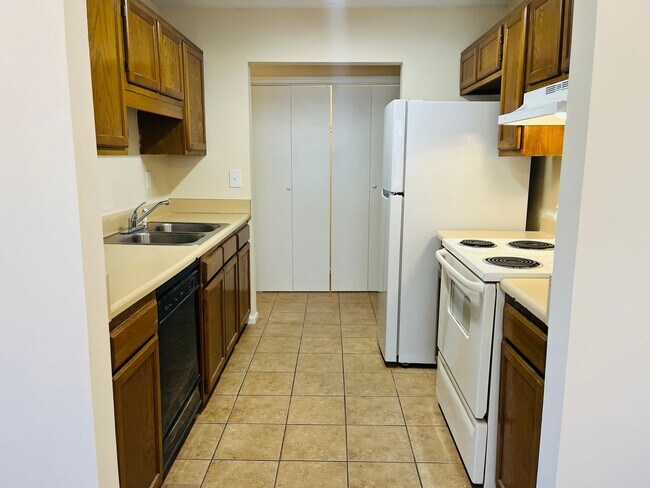 Building Photo - 13-15 Oakmount Dr