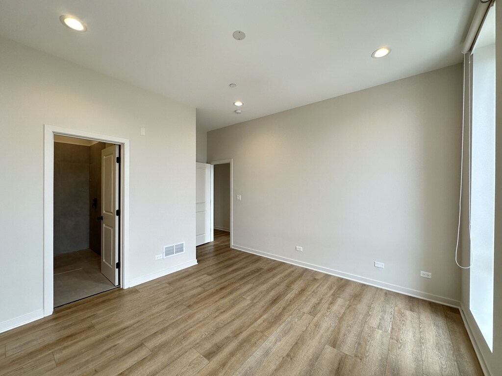 Building Photo - 3207 N Narragansett Ave
