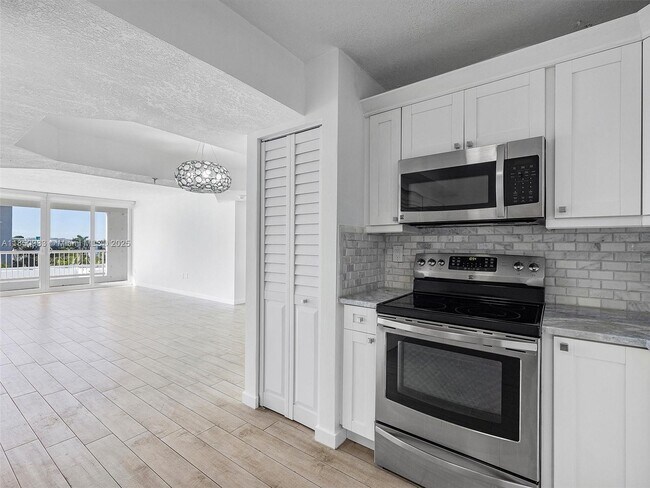 Building Photo - 9341 Collins Ave