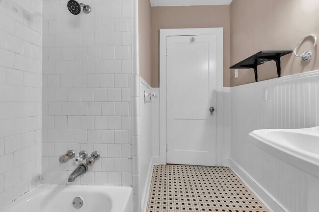 Building Photo - 2 bed 1 bath by the University of Memphis