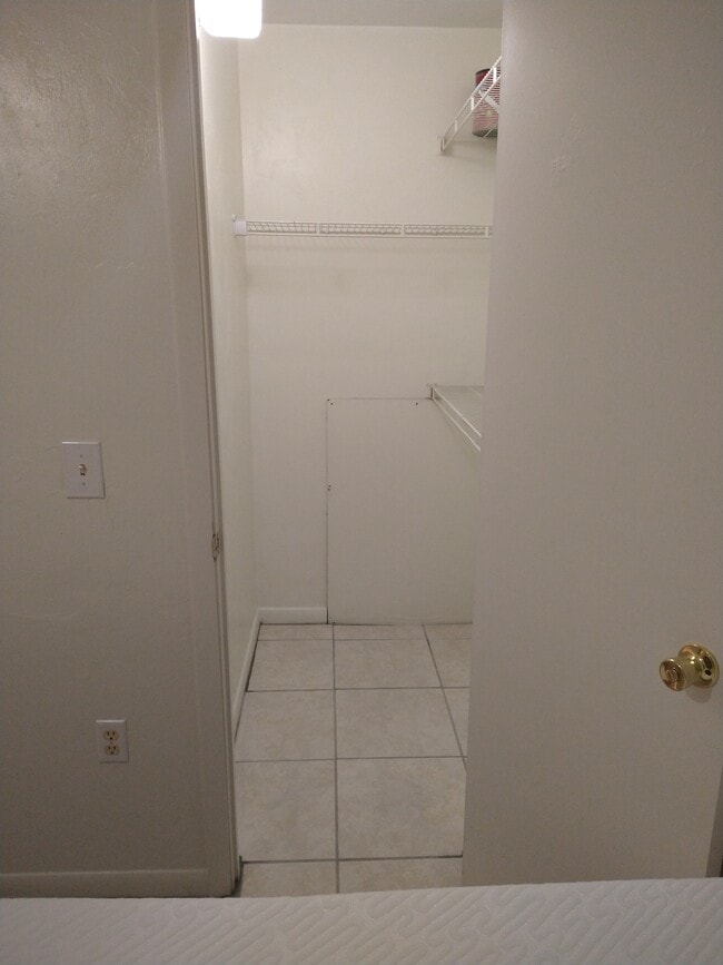 Building Photo - 3800 SW 20th Ave