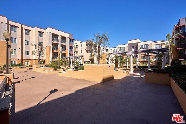 Building Photo - 360 W Ave 26