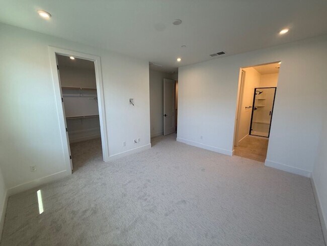 Building Photo - Brand New Townhome in Moonstone Community ...