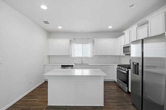 Building Photo - "Charming 3-Bed Oasis in San Marcos with 2 Full Baths – 1424 Sq Ft of Comfort!"