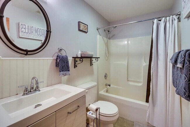 Building Photo - 1530 Wooded Acres Dr