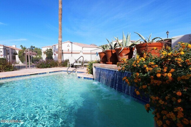 Building Photo - 1750 E Ocotillo Rd