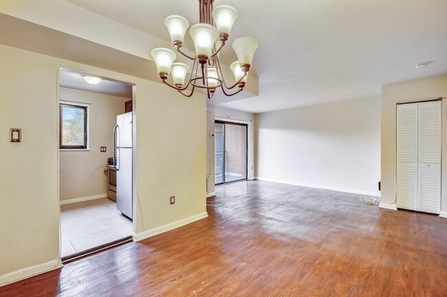 Building Photo - 7611 Maple Ave