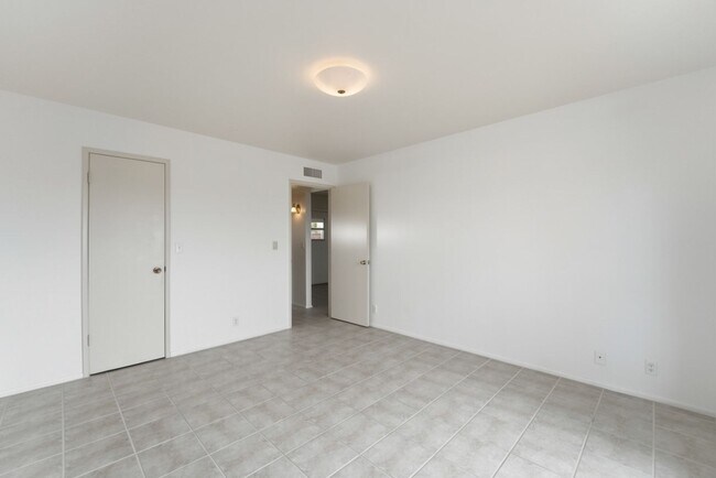 Building Photo - 1107 N July Cir