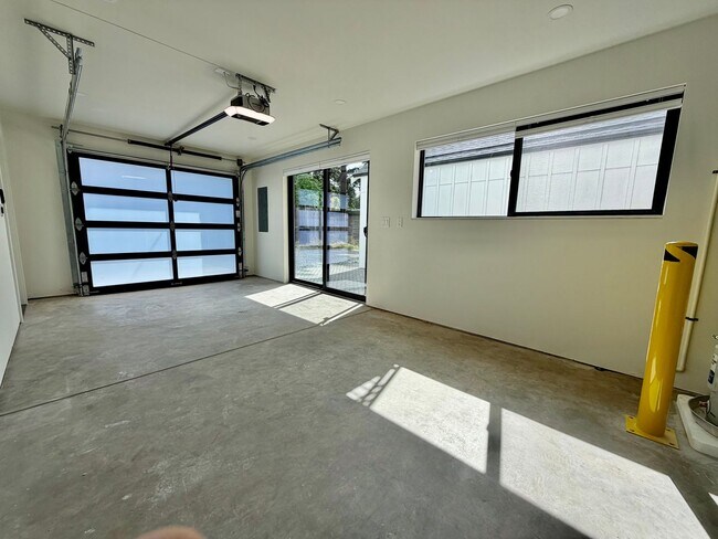 Building Photo - 4709 SW Hinds St