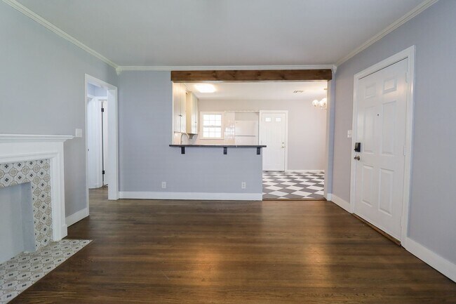 Building Photo - 3 Bed | 1 Bath | Mid Town | $1400