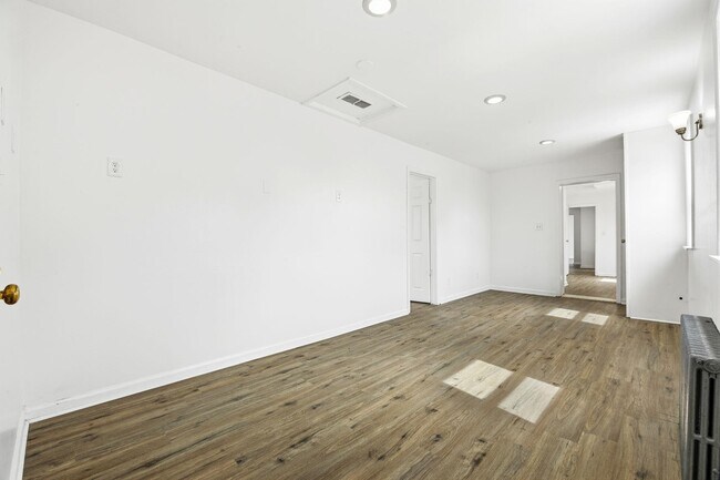 Building Photo - 826 7th St
