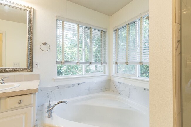 Building Photo - 3 Bed 2.5 Bath In The Heart Of Eagle