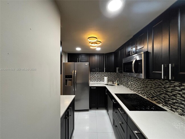 Building Photo - 999 Brickell Bay Dr