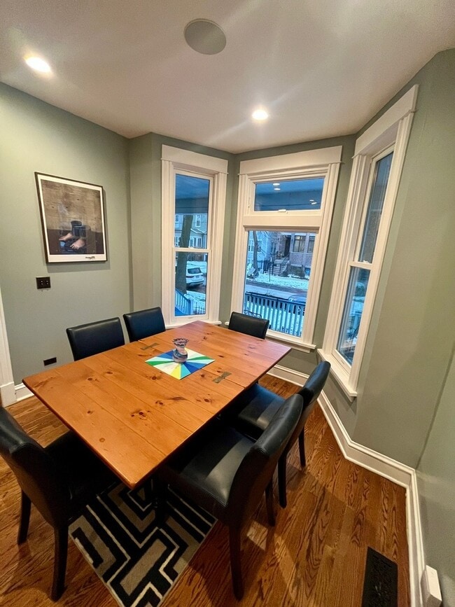 Building Photo - 3700 N Hermitage Ave