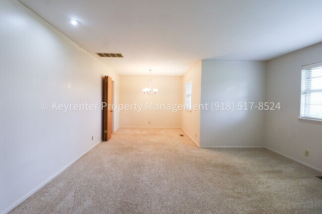 Building Photo - LARGE | 3 Bed | 2 Bath | Midtown Tulsa