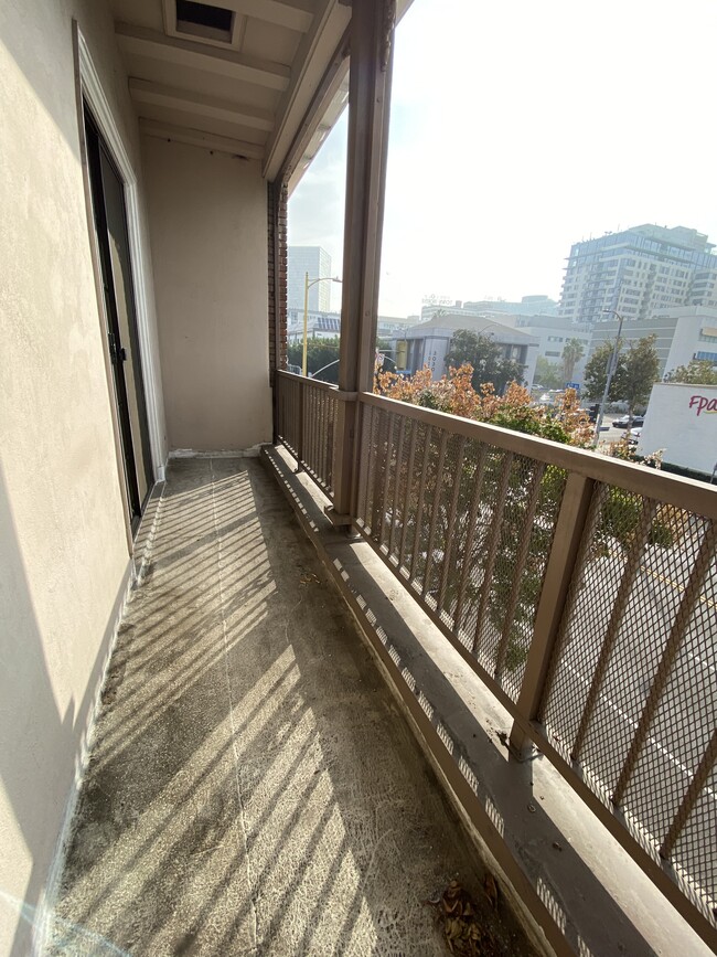 Large Balcony - 3109 W 6th St