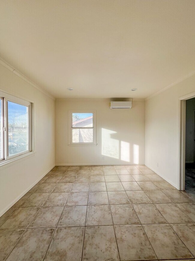 Building Photo - Adorable 2 Bedroom 1 Bathroom Home