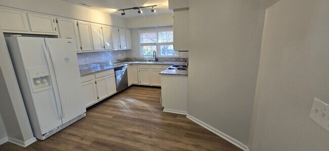 Building Photo - Great clean one level condo convenient to ...