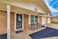Building Photo - Charming 4 bedroom/2 Bath Home COMING SOON!