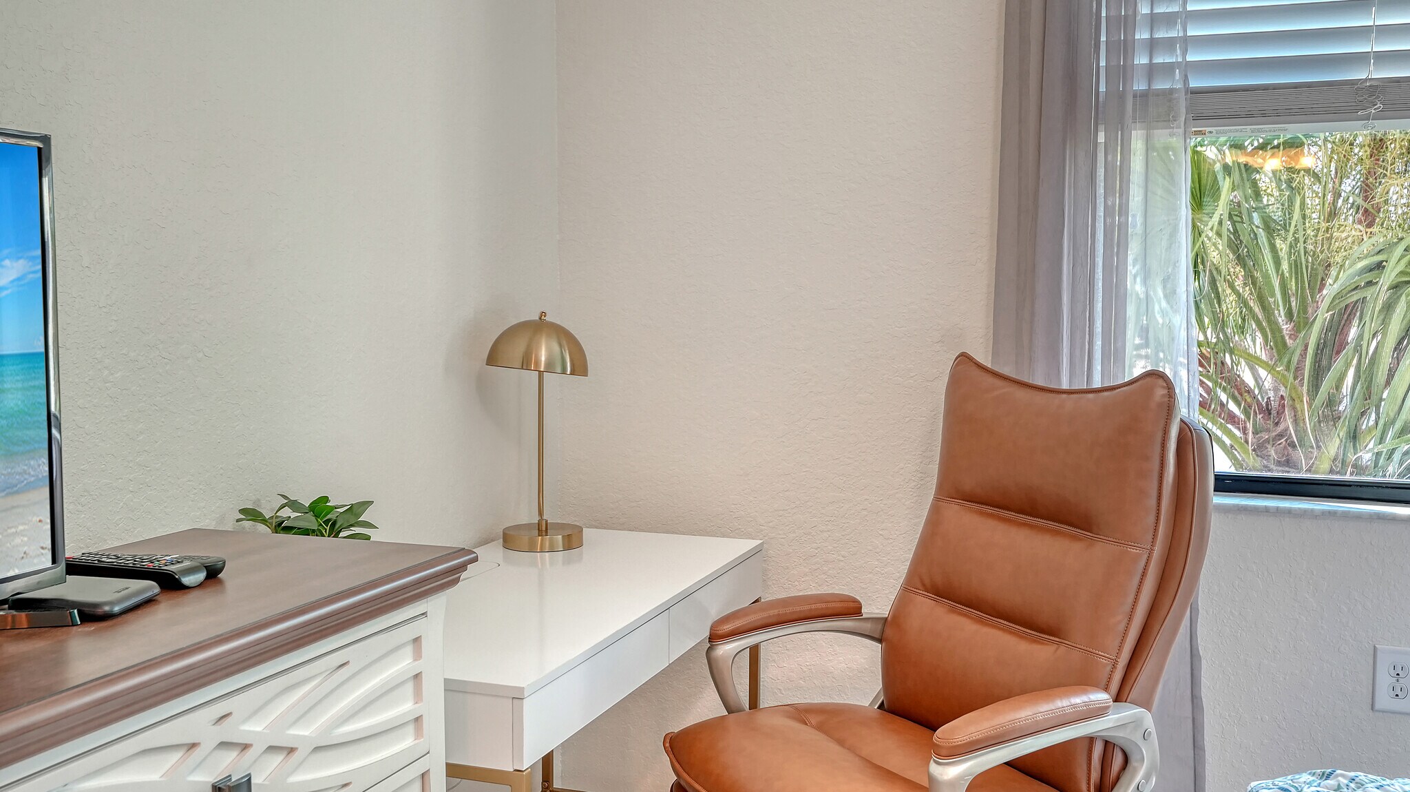 Office desk and chair - 17006 Vardon Ter