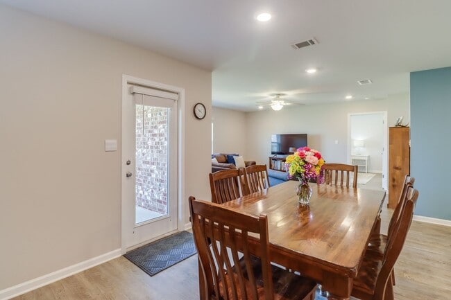 Building Photo - Beautiful 4 bed 2 bath