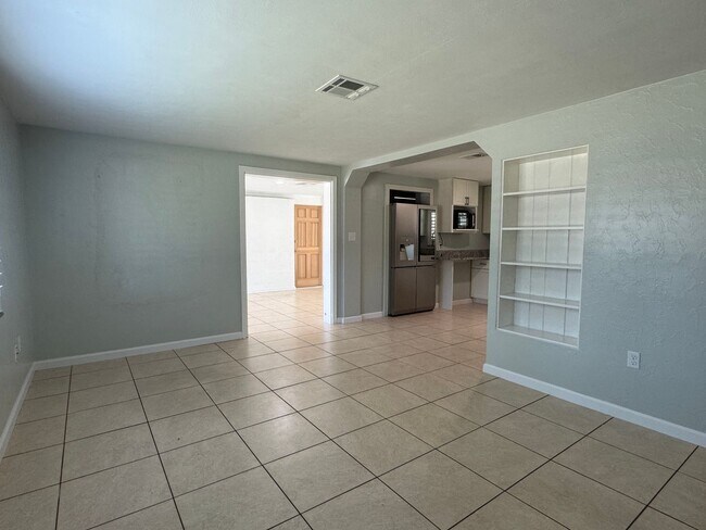 Building Photo - REMODELED Eustis 2/2 with NO HOA!