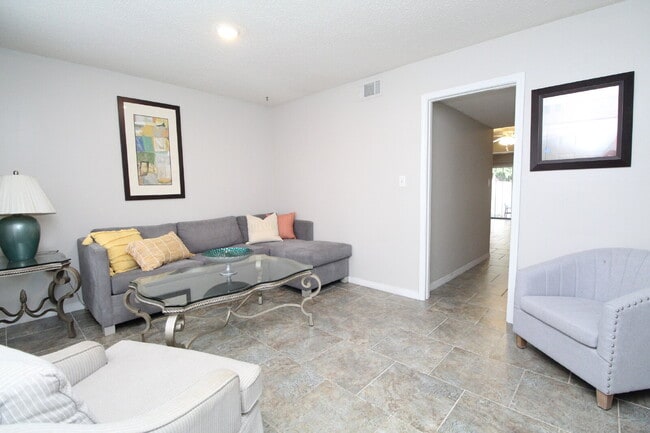 Building Photo - Updated 2BR/1.5BA End-Unit Townhome Near N...