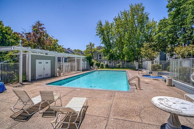 Building Photo - Charming 2-bedroom in Redwood Shores - $3,995/mo