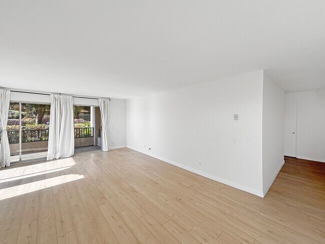Building Photo - Charming & Spacious 2BD/2BA Condo in Bay P...