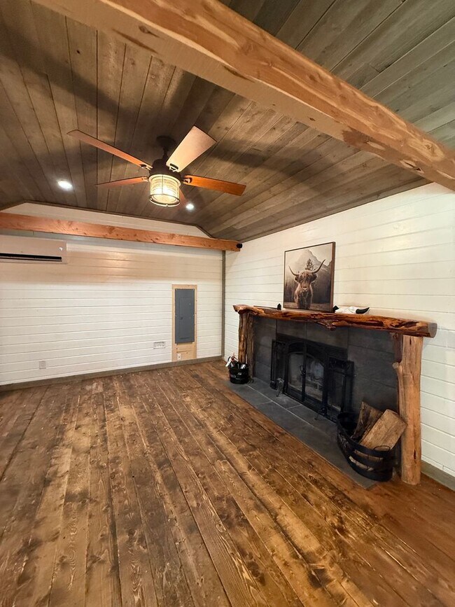 Building Photo - Beautiful 2 bedroom, 2.5 bath POOL home!!!!