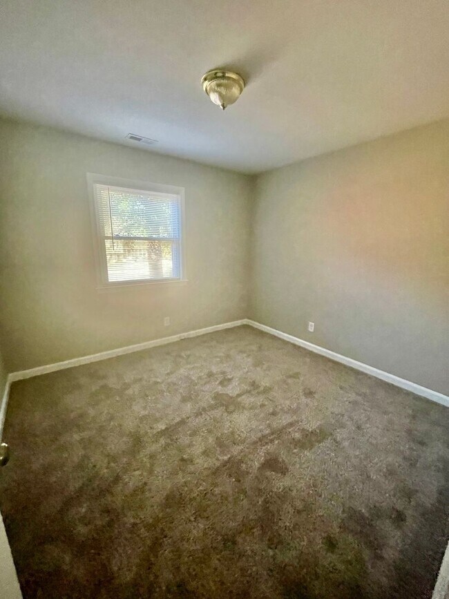 Building Photo - Must see This 4 Bedroom 2 Bath Tri Level Home. Located Close to Sugar Creek Rd and N. Tryon St