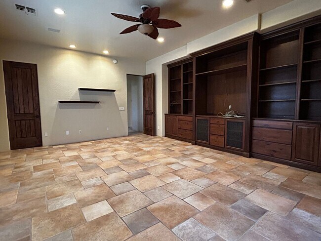 Building Photo - On GOLF COURSE LOT - 3 Bed/3Bath GATED Com...