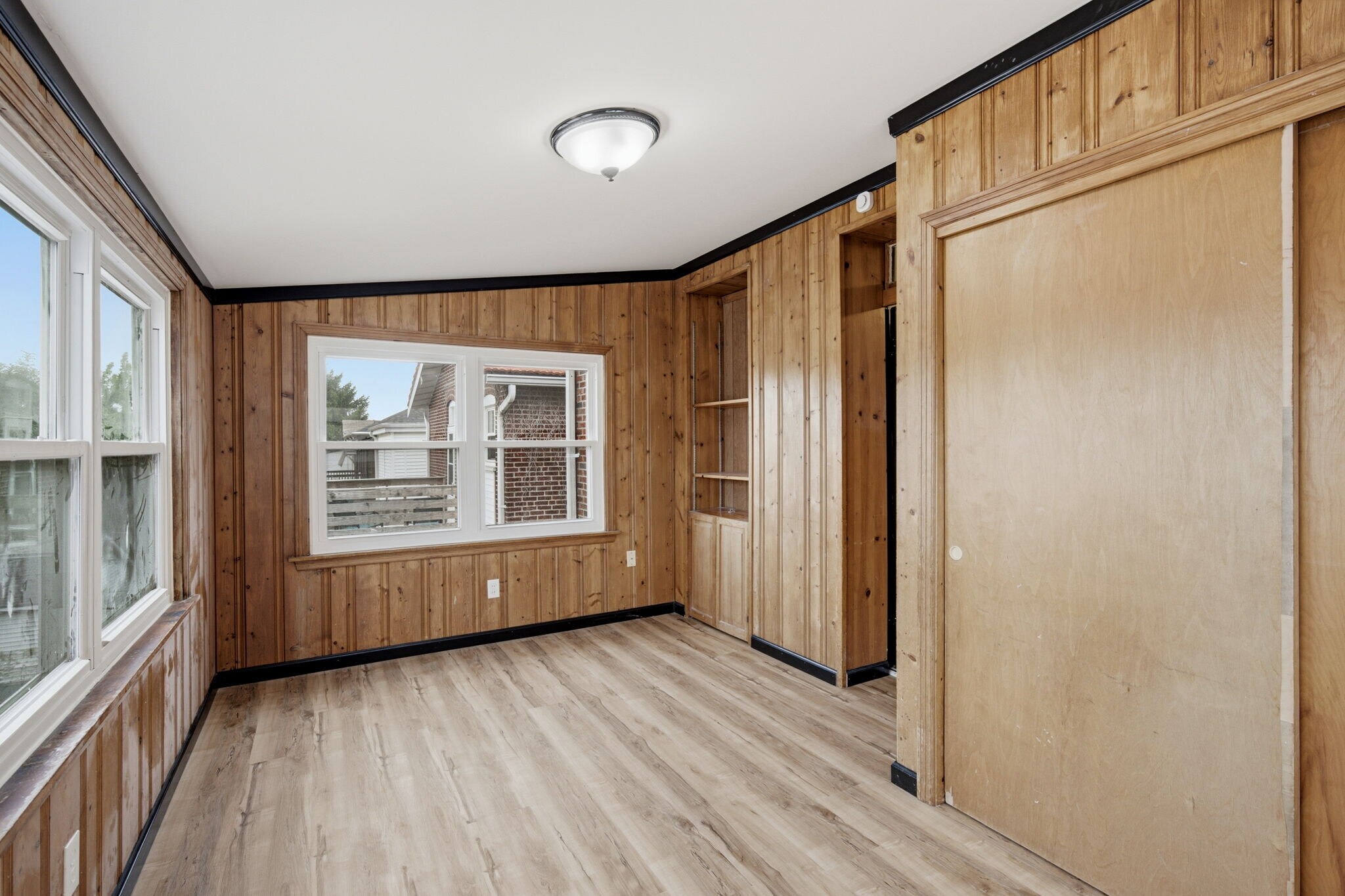 Building Photo - 5055 Lindenwood Ave