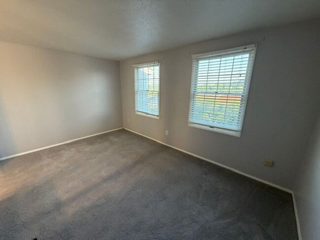 Building Photo - Beautiful Townhouse for Rent