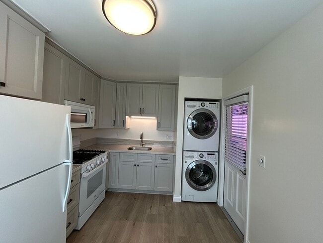 Building Photo - Stylish Remodel Near Beach & Downtown