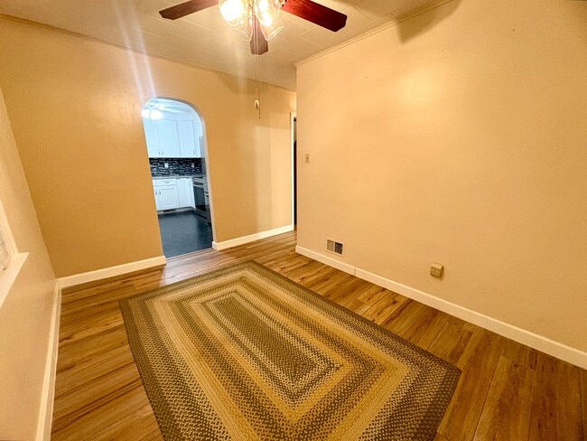 Building Photo - 3 Bedroom 2 Bathroom Cape Cod Available in York!