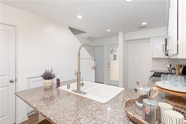 Building Photo - 1425 Crown Cir