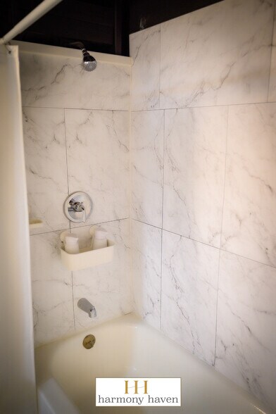 Bath and shower combo - 17016 Foxton Dr