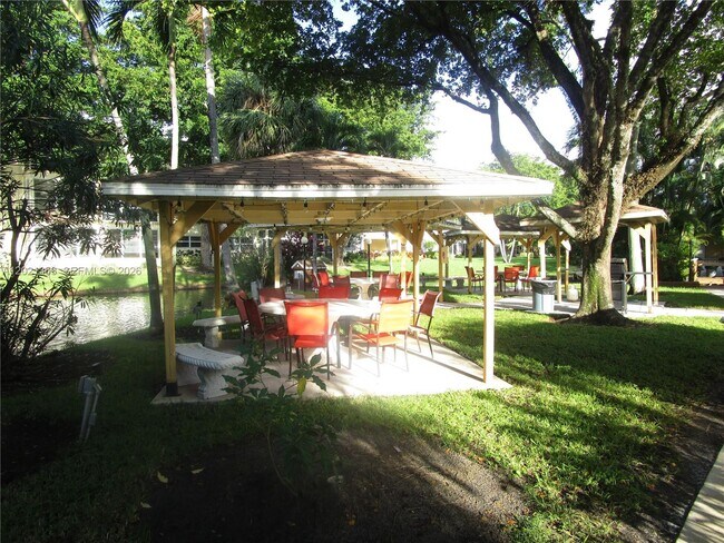 Building Photo - 5111 W Oakland Park Blvd