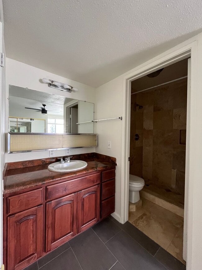 Building Photo - 4BR/2.5BA Two Story Condo Available