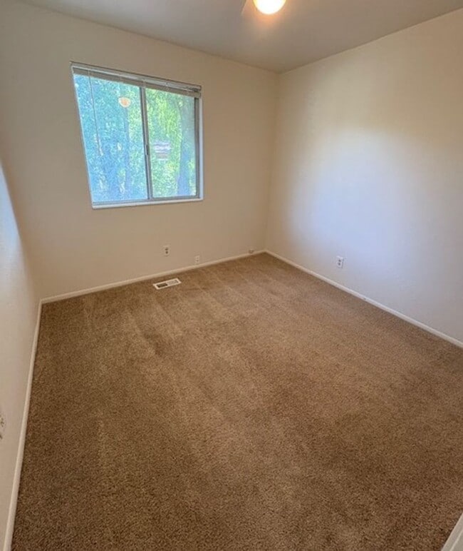 Building Photo - 3 Bedroom Townhome in Sandy!