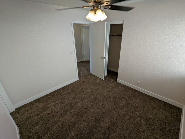 Building Photo - 7233 Pinon Crest Ct
