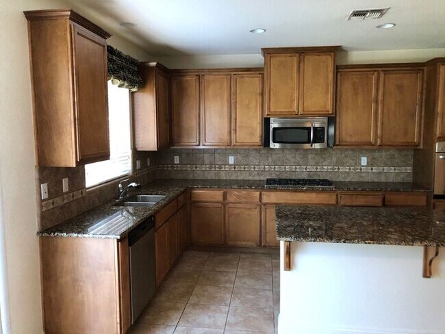 Building Photo - Manteca 4 Bedroom 1/2 bath 2 Car Garage ta...