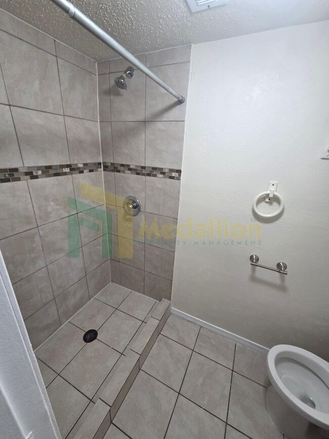 Building Photo - Charming 4BR Home with Spacious Layout, Mo...