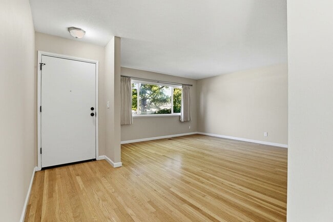 Building Photo - Wow! What a Great Home! Available Now!