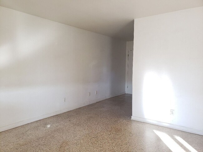 Building Photo - WR-2 Bliss Duplex