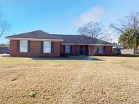 Building Photo - Clubview Estates - In Ground Pool with Poo...