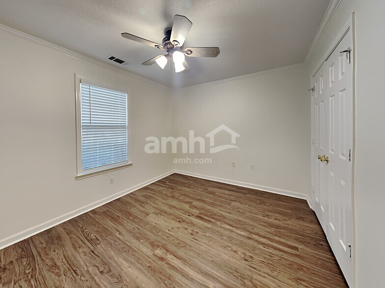 Building Photo - 10085 Woodland Grove Dr