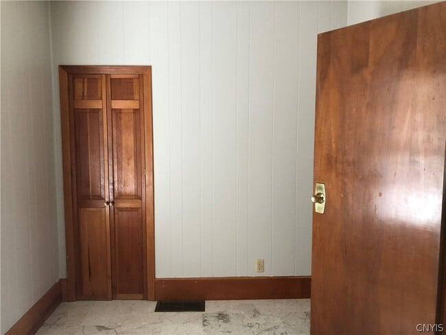 Building Photo - 708 Schuyler St