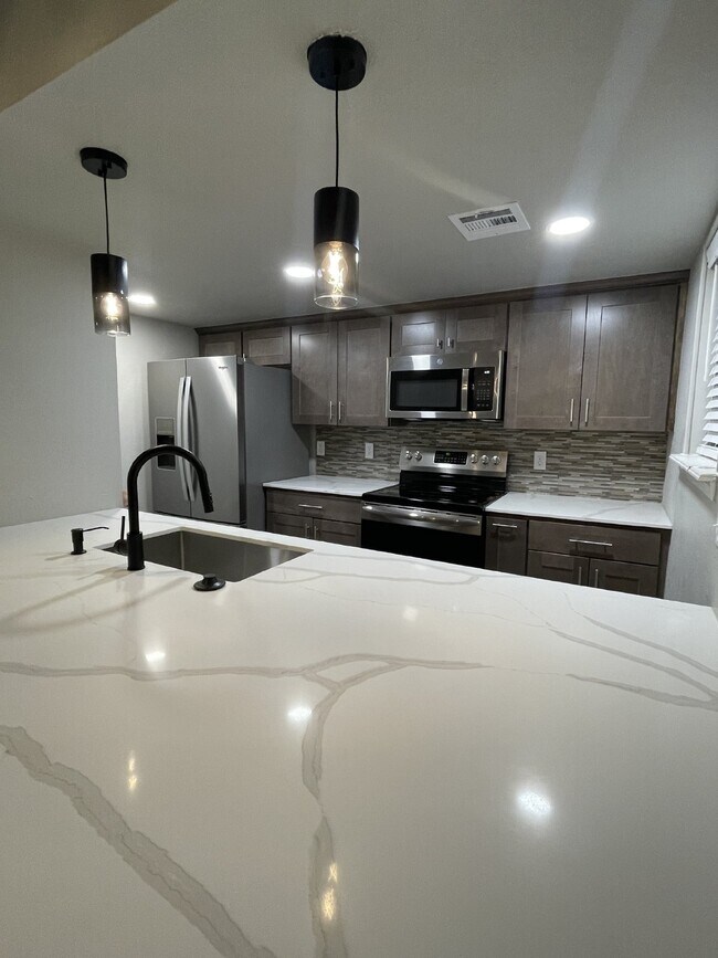 Building Photo - Modern 2 Bedroom Condo